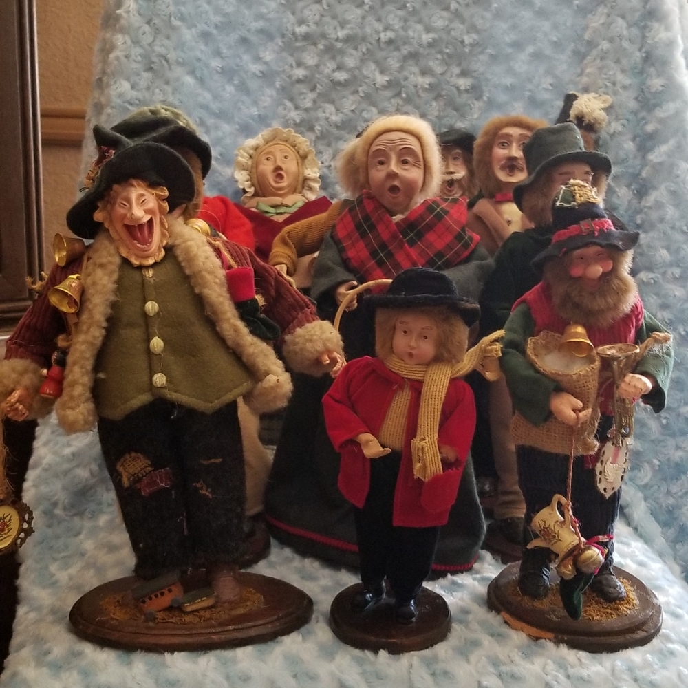 Caroling Figurines